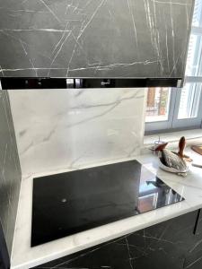 una cocina con encimera en blanco y negro en Stunning 4 bedroom villa on Kastellorizo en Meyisti
