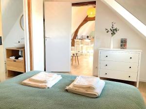 - une chambre avec un lit et 2 serviettes dans l'établissement Cosy appartement, parking gratuit proche centre, à Évreux