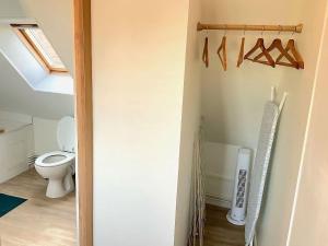 een badkamer met een toilet in een kamer bij Cosy appartement, parking gratuit proche centre in Évreux