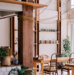 uma sala de jantar com uma mesa de madeira e cadeiras em Imm Paknham em Ban Hin Sam Kon