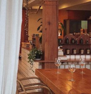 un tavolo con tre bicchieri di vino sopra di Imm Paknham a Ban Hin Sam Kon