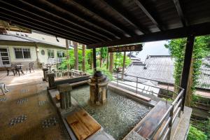 an outdoor patio with a table and a fire hydrant at Yunoshimakan in Gero
