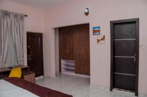 Katil atau katil-katil dalam bilik di Captivating 1-Bed Studio in Sapele
