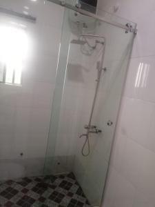 Bilik mandi di Captivating 1-Bed Studio in Sapele