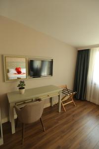 TV a/nebo společenská místnost v ubytování HaciBayramHotel