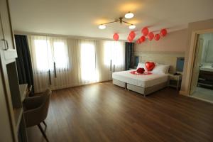 Un dormitorio con una cama con globos rojos. en HaciBayramHotel en Estambul