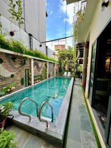 una piscina en medio de un edificio en Hoi An Ngo Homestay, en Hoi An