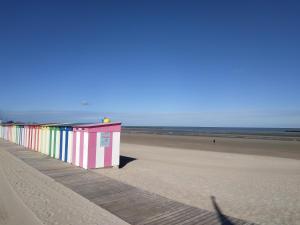 szereg kolorowych budynków na plaży w obiekcie Le Corsaire - Face Kursaal et Plage w mieście Dunkierka