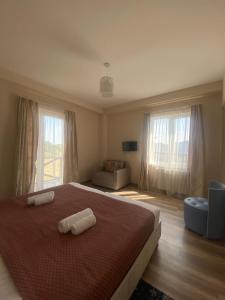 古多里Hotel Donata的一间卧室，床上有两条毛巾