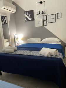 sypialnia z łóżkiem z dwoma ręcznikami w obiekcie Casa Cupani w mieście Palermo