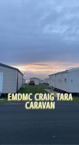 una señal que dice enginariaariaaria caravaram sentado al lado en EMDMC Craig Tara Caravan en Ayr
