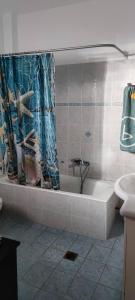 Tavari的住宿－TAVARI HOUSE 1，带浴缸和盥洗盆的浴室