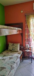1 dormitorio con 2 literas y mesa en TAVARI HOUSE 1, en Tavari