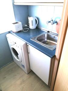 A kitchen or kitchenette at Duplex by the Sea Még 9 kép