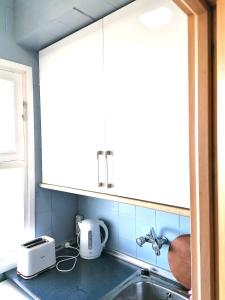 A kitchen or kitchenette at Duplex by the Sea