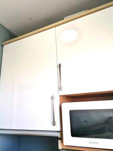 A kitchen or kitchenette at Duplex by the Sea
