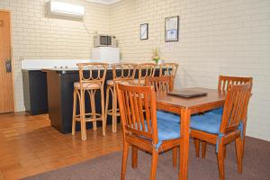 O bucătărie sau chicinetă la Barooga Country Inn Motel