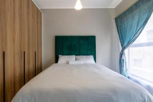 Кровать или кровати в номере Lovely 1 Modern bedroom in Waterfall City