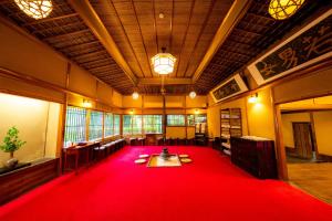 a large room with a red carpet in the middle at Yunoshimakan in Gero