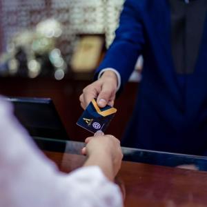 une personne qui détient une carte de crédit dans l'établissement Arman Hotel Juffair Mall, à Manama