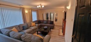 a living room with a couch and a table at Shirley L, Milton, Cambridge, 4 BR House, Newly Refurbished in Milton