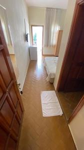 Zimmer mit 2 Betten und einer offenen Tür in der Unterkunft Saray Hotel in Kaş