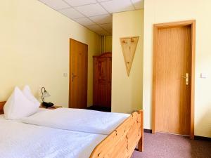 Postel nebo postele na pokoji v ubytování Pension Weiberwirtschaft in Pobershau
