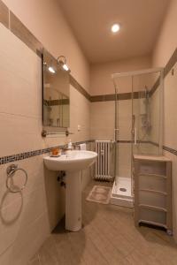 Un baño de Vercelli Guest House near San Giovanni 29 fotos más