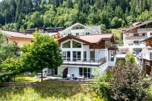 una casa en las montañas con árboles en Appartements Wanner, en Gerlos