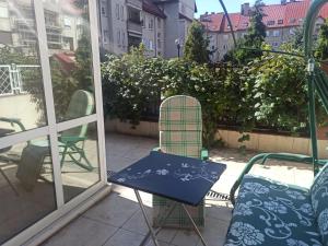 a pair of chairs sitting on a balcony at Apartament Kościuszki in Kielce