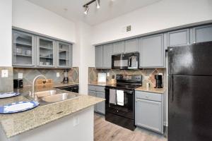 Kuchyň nebo kuchyňský kout v ubytování The Royal Suite