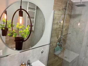 une salle de bain avec un lavabo et un miroir dans l'établissement Calm Apartment nr 8, à Olsztyn 21 autres photos