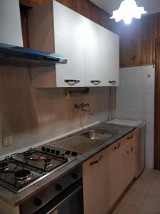 Ett kök eller pentry på Appartamento nel verde adatto alle famiglie Reg Lazio ID 16838