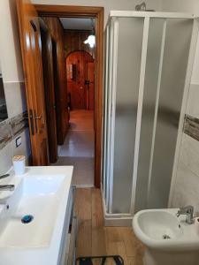 A bathroom at Appartamento nel verde adatto alle famiglie con CIN e RegLaz
