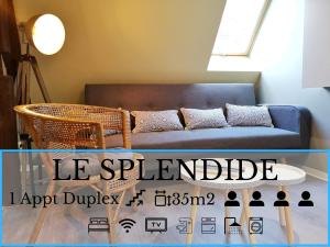 バールにあるSplendide Appartement Barr - Route du Vinsのリビングルーム(青いソファ、テーブル付)