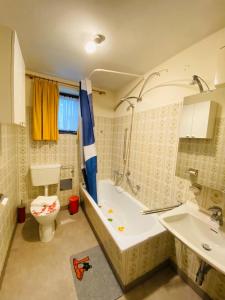 La salle de bains est pourvue d'une baignoire, de toilettes et d'un lavabo. dans l'établissement Studio 13 - by Four Seasons Apartments, à Kaprun