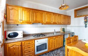 A kitchen or kitchenette at Beautiful Home In Abades With Wifi