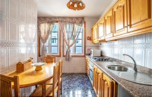 A kitchen or kitchenette at Beautiful Home In Abades With Wifi