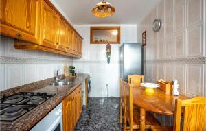A kitchen or kitchenette at Beautiful Home In Abades With Wifi