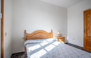 A bed or beds in a room at Beautiful Home In Abades With Wifi
