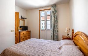 A bed or beds in a room at Beautiful Home In Abades With Wifi