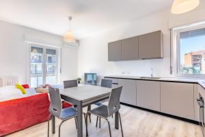 una cucina e una sala da pranzo con tavolo e sedie di ALESSIA'S FLAT - MILANO 3 a Milano