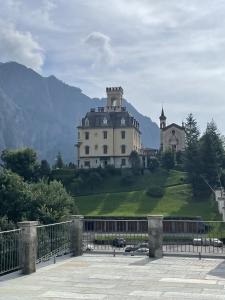 a large house on a hill with a castle at a magic retreat in Fobello