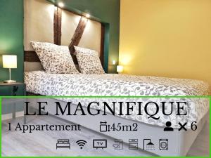 ein Schlafzimmer mit einem Bett mit einem Schild, das das Apartment liest in der Unterkunft Splendide Appartement Barr - Route du Vins in Barr