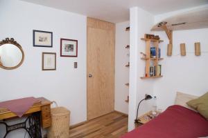 1 dormitorio con 1 cama y puerta de madera en Full Apartment in the Heart of Roma Neighborhood, en Ciudad de México