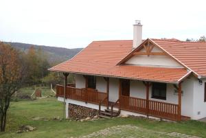 Casa blanca con techo rojo en Erdőszéli Vendégház - Mátraszentimre, en Mátraszentimre