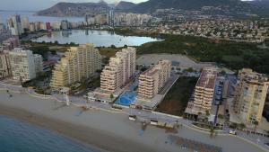 una vista aerea su una spiaggia e su edifici di Apartamento en Calpe, playa de La Fossa, primera línea, AA a Calpe