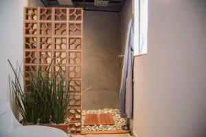 y baño con ducha con mampara de madera. en Full Apartment in the Heart of Roma Neighborhood, en Ciudad de México