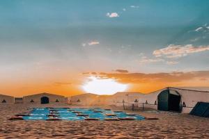 Východ nebo západ slunce při pohledu z luxury tent nebo okolí