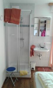 łazienka z prysznicem i umywalką w obiekcie Appartment Steger Klara w mieście Mittersill +12 zdjęć